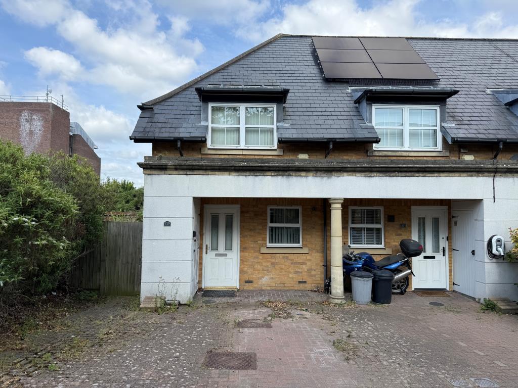 Lot: 162 - VACANT HOUSE IN GATED DEVELOPMENT - End-terrace house with parking